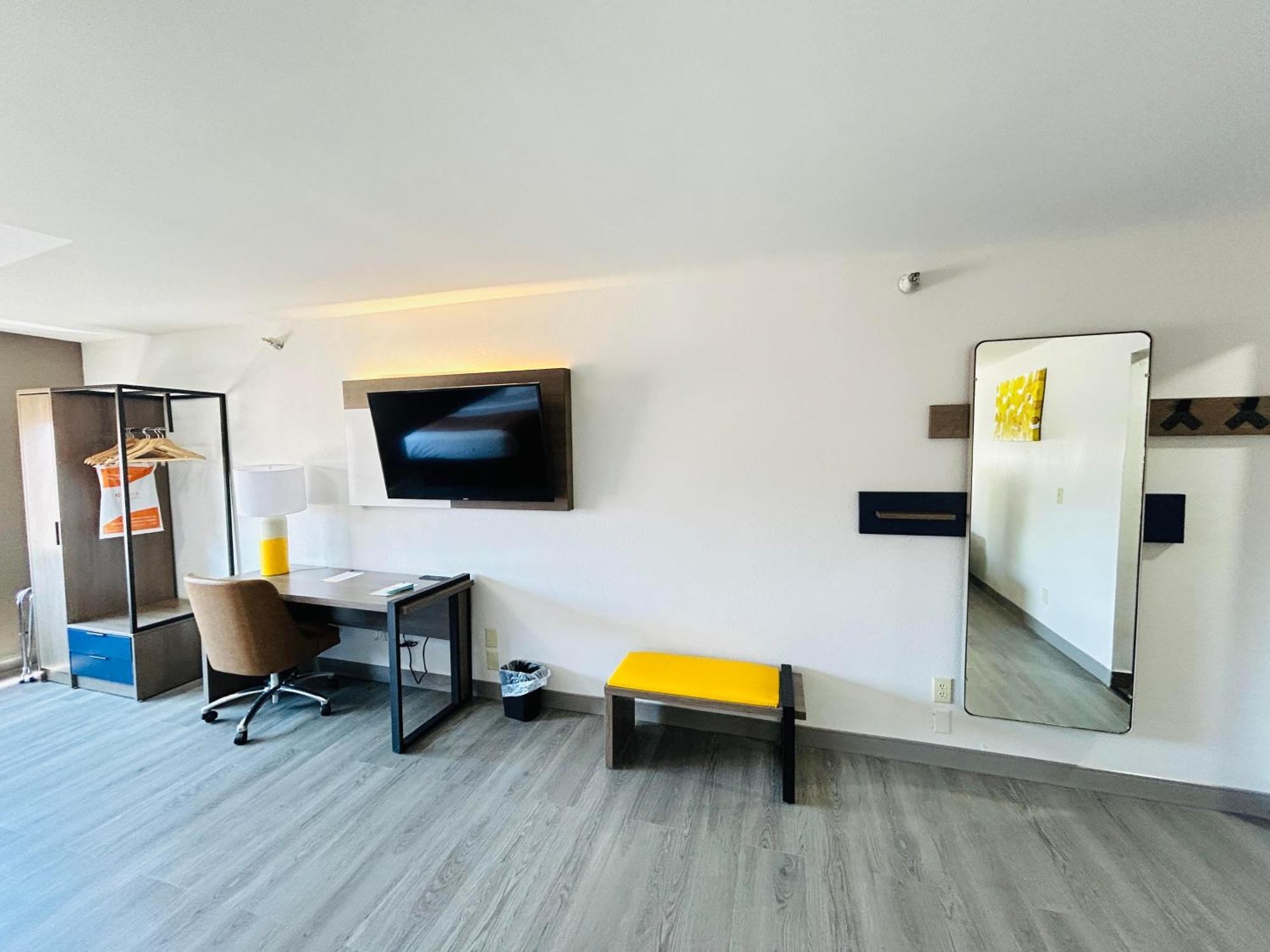 Comfort Suites Terre Haute University Area Exterior foto