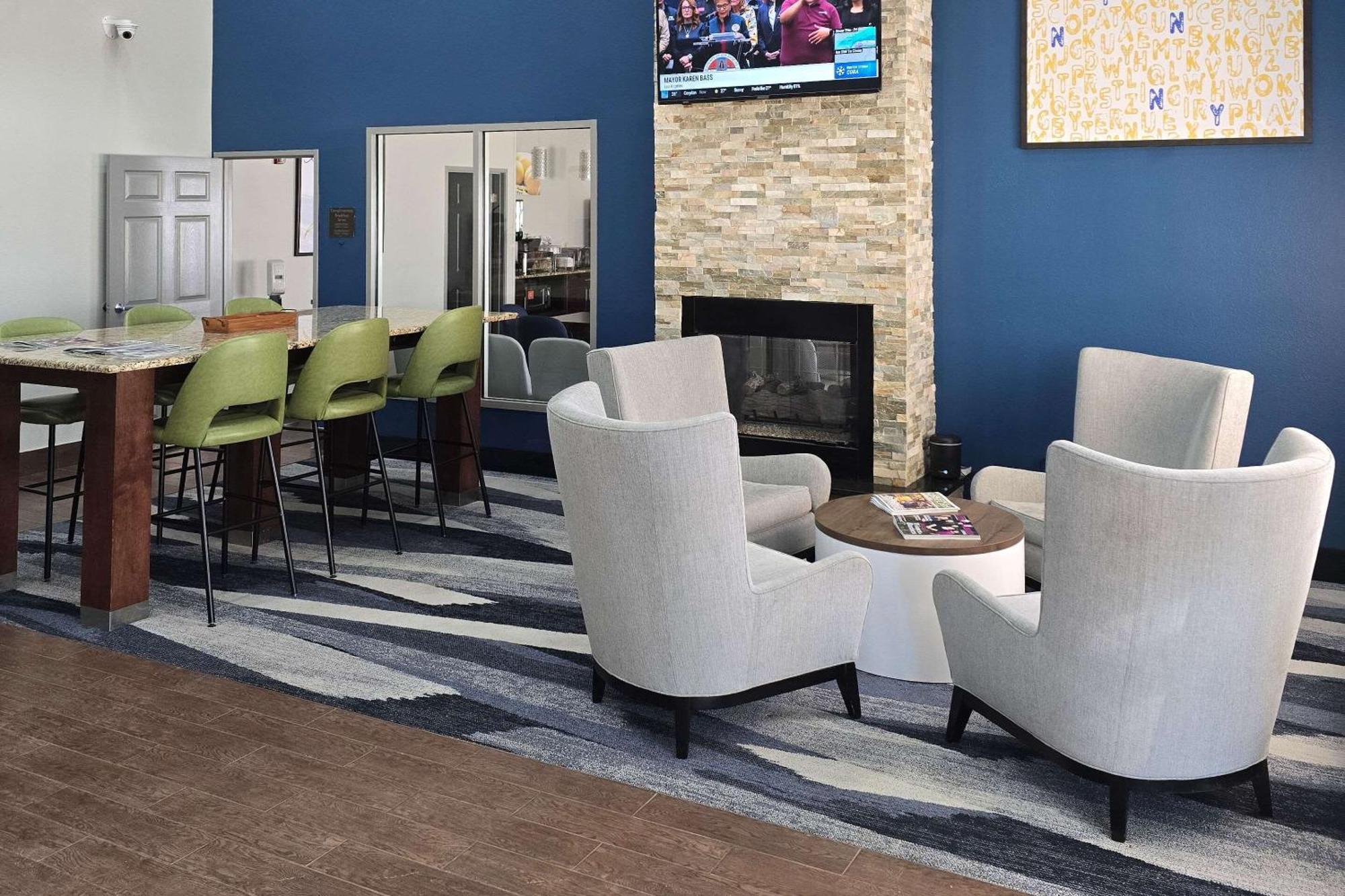 Comfort Suites Terre Haute University Area Exterior foto