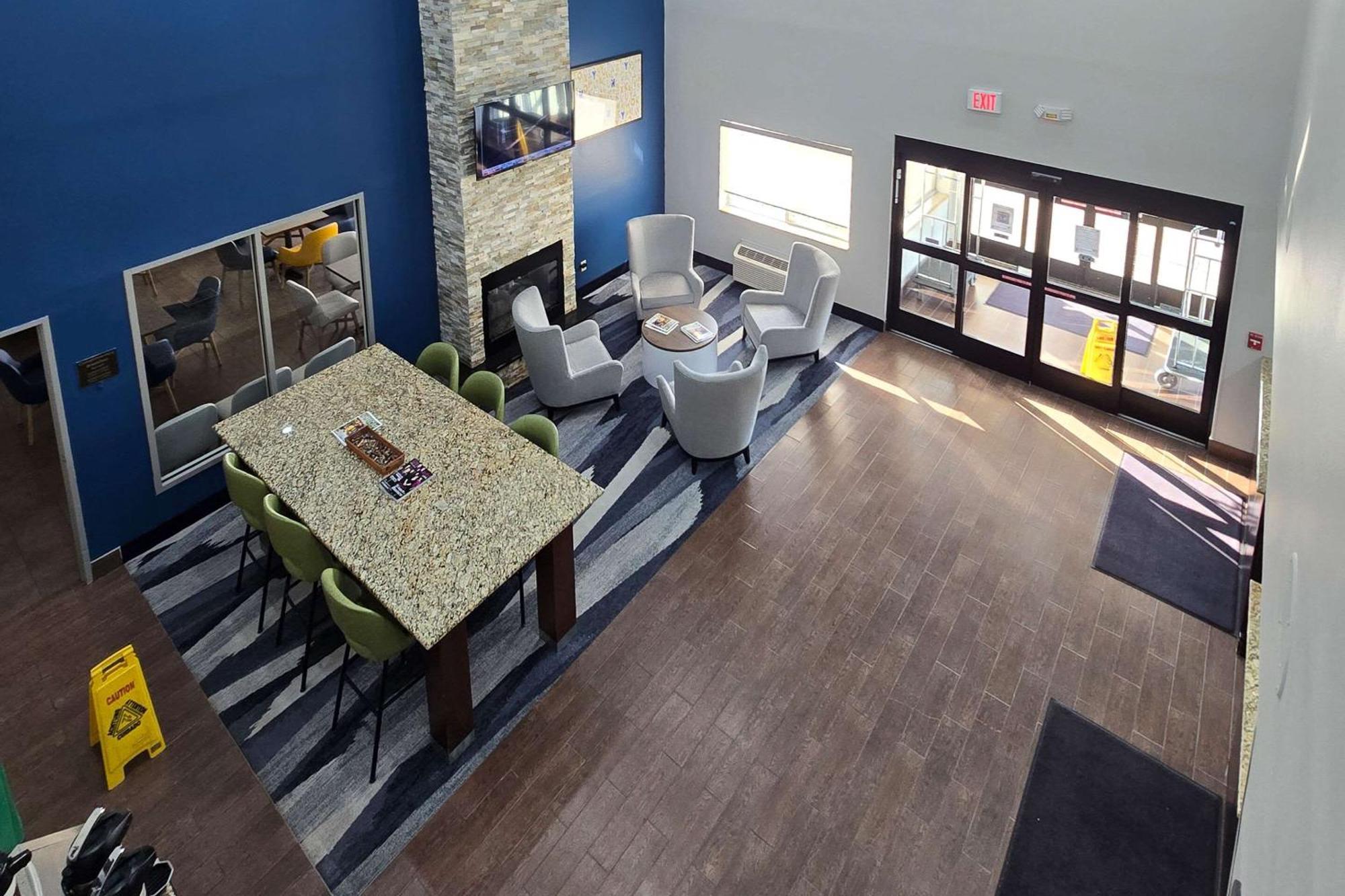 Comfort Suites Terre Haute University Area Exterior foto